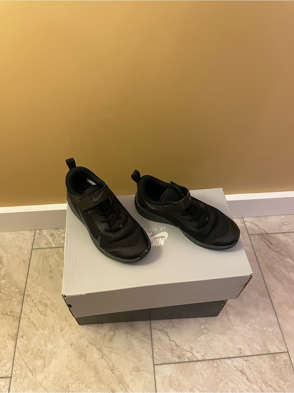 Nike Kids' Black Athletic Sneakers with Strap no tie shoes! (Youth 1)